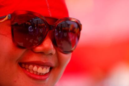 Activistas camboyanas reflejadas en las gafas de una manifestante durante una marcha por el Día Internacional de la Mujer, este viernes en Phnom Penh (Camboya).