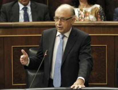 El ministro de Hacienda, Crist&oacute;bal Montoro, durante su intervenci&oacute;n hoy en el Congreso. 