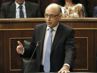 El ministro de Hacienda, Crist&oacute;bal Montoro, durante su intervenci&oacute;n hoy en el Congreso. 