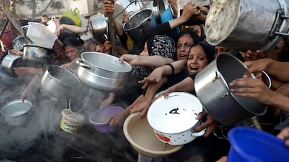 Palestinos esperan recibir comida en el centro de la ciudad de Gaza, el 20 de julio de 2025.