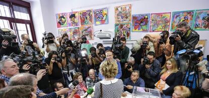 Esperanza Aguirre, en el momento de introducir su voto en su colegio electoral.