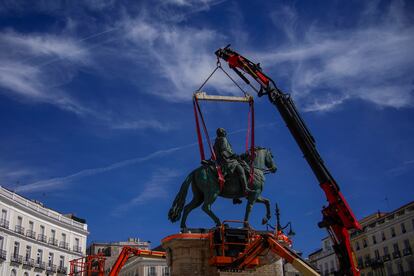 Varios operarios del Ayuntamiento trasladan la estatua de Carlos III, esta mañana. 
