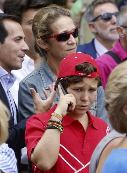 La infanta Elena y su hijo Felipe Juan Froilán, entre el público congregado esta tarde en la Puerta de Alcalá de Madrid para seguir la presentación de la delegación española.