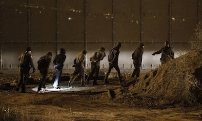 Inmigrantes hondureños detenidos en EEUU tras saltar la valla en Tijuana.