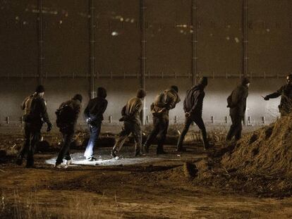 Inmigrantes hondureños detenidos en EEUU tras saltar la valla en Tijuana.