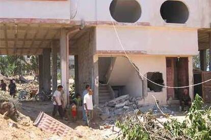 Aspecto de una de las casas ocupadas y destrozadas por los soldados israelíes en sus dos días de incursión en la ciudad palestina de Beit Lahia.