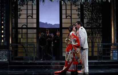 La soprano Ermonela Jaho y el tenor Jorge de León, acompañados del Coro Titular del Teatro Real, en un ensayo de 'Madama Butterfly'.