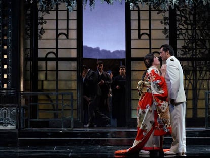 La soprano Ermonela Jaho y el tenor Jorge de Le&oacute;n, acompa&ntilde;ados del Coro Titular del Teatro Real, en un ensayo de &#039;Madama Butterfly&#039;.