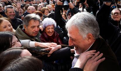 Simpatizantes del nuevo alcalde de Pamplona, Joseba Asiron, le felicitan tras jurar el cargo.