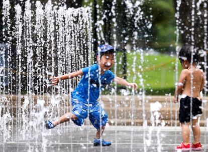 Varios niños juegan con los chorros de agua de una fuente en un parque cerca de Nerima, en Tokio. Los japoneses sufrieron hoy la jornada más calurosa desde que se tienen registros, al llegar los termómetros en una ciudad del centro del país hasta 41,1 grados.