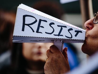 Una persona con un objeto con la palabra 'Resiste', el pasado sábado en una protesta en Nueva York contra Trump