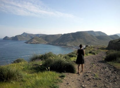 Sendero que comunica la playa de San Pedro con el pueblo de Las Negras, que aparece al fondo