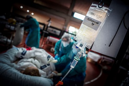 Los auxiliares del hospital de Aranda de Duero, Burgos, atienden a un paciente enfermo de covid-19.