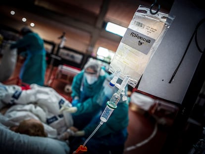 Los auxiliares del hospital de Aranda de Duero, Burgos, atienden a un paciente enfermo de covid-19.