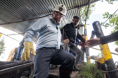 El presidente electo, Gustavo Petro, ingresa a la mina de carbón El Pino, junto los mineros del municipio de Paipa, Boyacá, para hablar sobre la transición energética, el 6 de Junio de 2022.