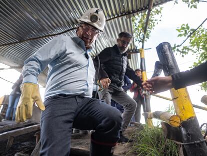 El presidente electo, Gustavo Petro, ingresa a la mina de carbón El Pino, junto los mineros del municipio de Paipa, Boyacá, para hablar sobre la transición energética, el 6 de Junio de 2022.