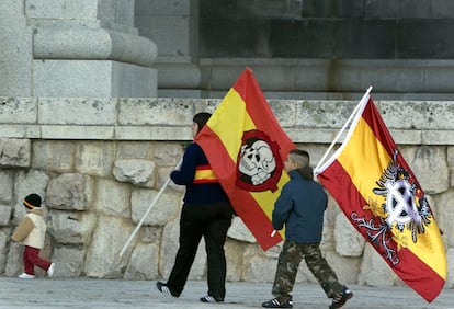 Última celebración del aniversario de la muerte de Franco permitida en el Valle de los Caídos, en noviembre de 2007. La Ley de Memoria Histórica aprobada aquel año prohibió ese tipo de actos en el conjunto monumental.