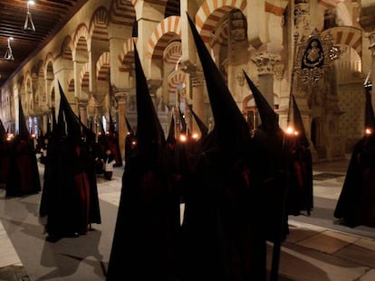 Nazarenos de la Hermandad de la las Penas de Santiago durante su estación de penitencia en el interior de la Mezquita de Córdoba.