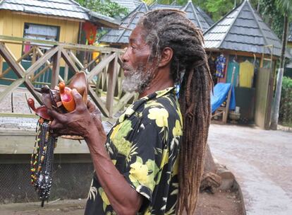 Un vendedor ambulante dentro del recinto turístico de las Cascadas de Dunns River, lugar destacado entre las atracciones de la isla.