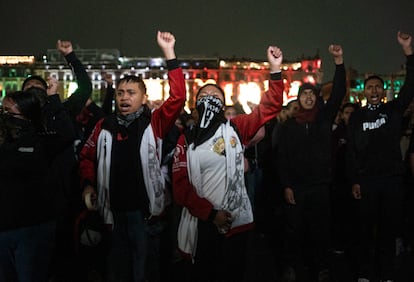 Manifestantes gritan consignas a su llegada al Zócalo capitalino tras la marcha de los 10 años de la desaparición de los 43 normalistas de Ayotzinapa. El 26 de septiembre en Ciudad de México