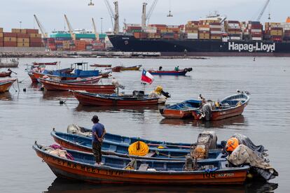 Pescadores trabajan en el Puerto de Iquique.