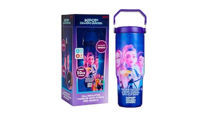 Regalos guerreras kpop sobre fondo blanco.