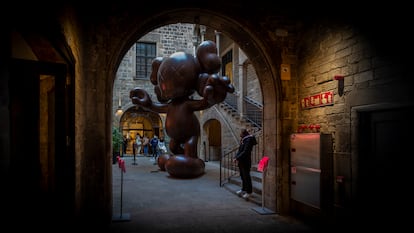 ‘Final Days’, la escultura de seis metros de altura creada por el artista Kaws en el patio del Moco Museum de Barcelona que recibe a los visitantes.