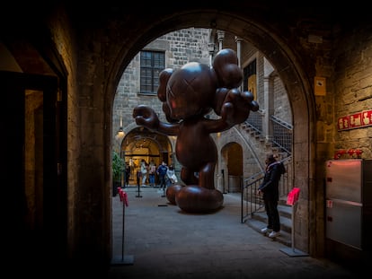 ‘Final Days’, la escultura de seis metros de altura creada por el artista Kaws en el patio del Moco Museum de Barcelona que recibe a los visitantes.