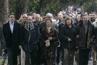 Dirigentes socialistas, en el cementerio de Polloe durante el homenaje a Enrique Casas.