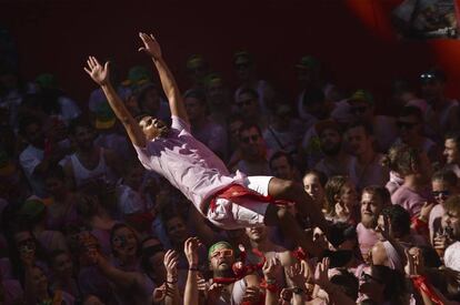 Ambiente festivo en Pamplona durante el chupinazo de los Sanfermines 2016.