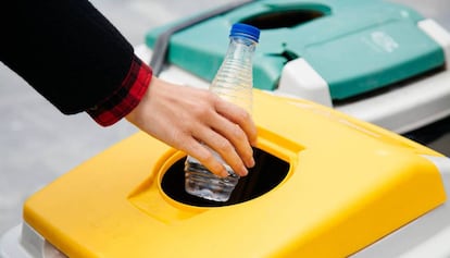 Contenidors per reciclar ampolles de plàstic.