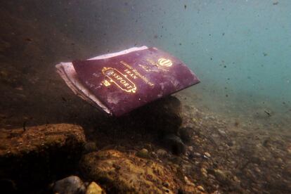 En el año 2015, las islas griegas empezaron a recibir miles de personas desesperadas que llegaban en balsas de plástico desde la frontera de Turquía. Estas balsas son de muy mala calidad y las cantidades económicas que se pagan para poder subirse a una son exorbitantes, pero ninguna autoridad hace nada por evitarlo. Después de varios viajes realizados para reflejar esta barbarie, cientos de personas habían perdido la vida en su intento de cruzar el mar, y las orillas estaban llenas de objetos que recordaban a estas víctimas y también los valores actuales de nuestra sociedad. AL menos 3.695 personas murieron en el Mediterráneo en 2015, según la agencia de la ONU para los refugiados (Acnur).