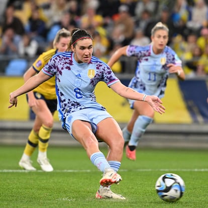 Spain's forward #08 Mariona Caldentey scores the 2-3 during the UEFA women's Nation League football match Sweden vs Spain in Gothenburg, on September 22, 2023. (Photo by Jonathan NACKSTRAND / AFP)