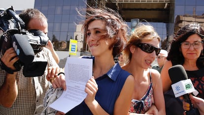 Juana Rivas sale del juzgado en libertad provisional en agosto de 2017.
