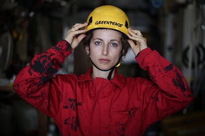 Marina, estudiante de Biología en la Universidad de Murcia de 22 años, no forma parte de la tripulación, sino que es una de las activistas que protagoniza las protestas de Greenpeace. “Me encanta escalar y cuando veía las acciones de Greenpeace siempre pensaba que quería hacerlo yo”, apunta Cannilla. Lleva ya seis acciones. “Mi madre está orgullosa, pero se preocupa”.