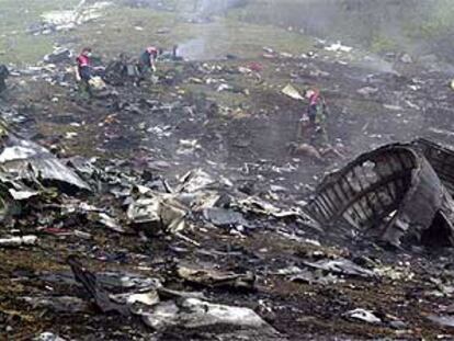 Bomberos turcos rastrean los restos del avión Yak-42 que se estrelló cerca de la ciudad de Trebisonda.
