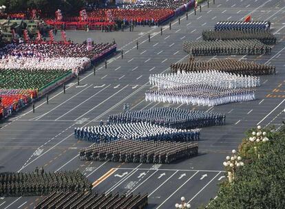 Miembros del Ejército Popular de Liberación desfilando, ayer en Tiananmen, durante los actos conmemorativos del 60º aniversario de la República Popular China.