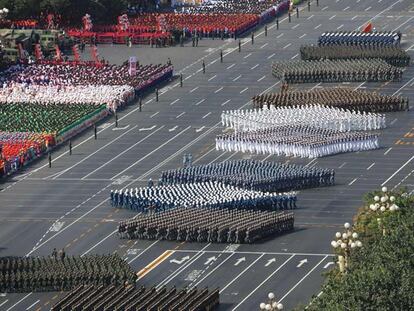 Miembros del Ejército Popular de Liberación desfilando, ayer en Tiananmen, durante los actos conmemorativos del 60º aniversario de la República Popular China.