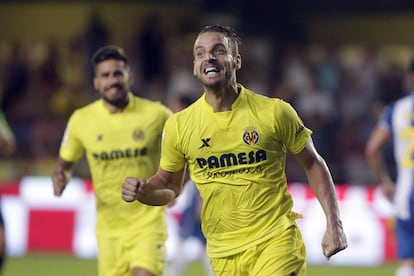 Roberto Soldado celebra su gol, primero del equipo, durante el partido de la segunda jornada de Liga que enfrentaba al Villarreal, su nuevo equipo, y al RCD Espanyol. El Madrigal será el nuevo hogar del delantero valenciano. Su fichaje, procedente del Tottemham, ha costado 10 millones de euros al 'submarino amarillo'.