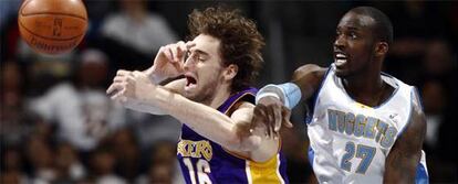 Pau Gasol pelea por un balón con Johna Petro, de los Nuggets de Denver.