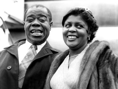 Louis Armstrong y su mujer, Lucille Armstrong, en abril de 1956.