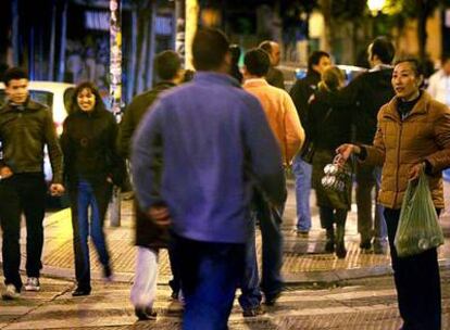 Una mujer ofrece bebida el pasado fin de semana en las calles de Madrid.
