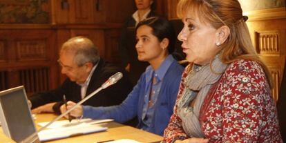 Montserrat Triana Martínez, sentada a la izquierda, junto a Isabel Carrasco, en la firma de un convenio.