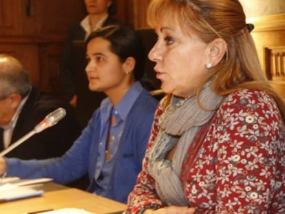 Montserrat Triana Mart&iacute;nez, sentada a la izquierda, junto a Isabel Carrasco, en la firma de un convenio.