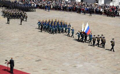 Vladimir Putin supervisa la Guardia de Honor en la plaza Sobornaya, en su toma de posesión.