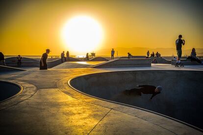 Atardecer en un parque para 'skaters' en Venice Beach, en Los Ángeles.