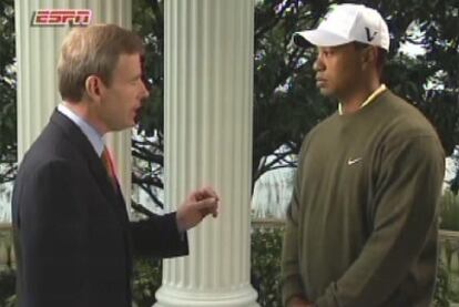 Tiger Woods y el periodista Tom Rinaldi, en un momento de la entrevista en la cadena ESPN.