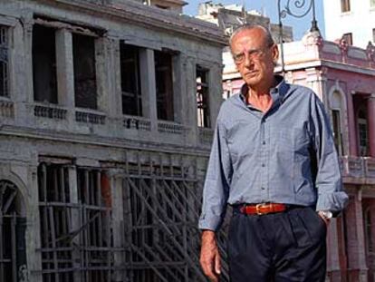 Eloy Gutiérrez Menoyo, paseando por el Malecón de La Habana en 2003.