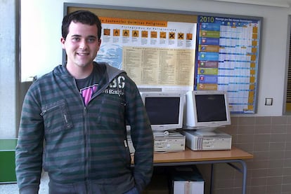 Andreu Tortajada Navarro, en el laboratorio del instituto público La Baseta de Benaguasil (Valencia).