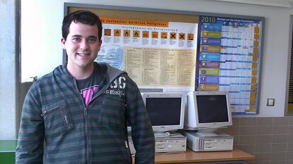 Andreu Tortajada Navarro, en el laboratorio del instituto público La Baseta de Benaguasil (Valencia).